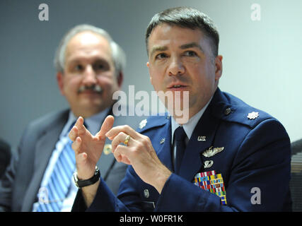 Lt. Col Charles Tomko, Commander, Air Force Rescue Coordination Centre, parla del recentemente annunciato gli allarmi di emergenza del sistema satellitare (DASS) presso la NASA Goddard Space Flight Center in Greenbelt, Maryland il 24 maggio 2010. DASS è la prossima generazione di ricerca e salvataggio di sistema che fornirà vicino istantanea individuazione e localizzazione dei segnali di emergenza utilizzando il GPS e una combinazione di 24 satelliti orbitanti. UPI/Kevin Dietsch Foto Stock