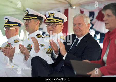 Adm. Robert J. Papp Jr., (C) e il Segretario della Difesa Robert Gates (seconda R) applaudire come Segretario del Dipartimento per la Sicurezza Interna Janet Napolitano (R) presenta comandante uscente Adm. Thad W. ALLEN con la DHS Distinguished Service Medal nel corso di una cerimonia a Ft. McNair a Washington il 25 maggio 2010. Adm. Papp alleviato in uscita di guardia costiera Commandant Adm. Thad W. Allen e ha assunto il comando come comandante della guardia costiera. UPI/Isaac Pacheco Foto Stock