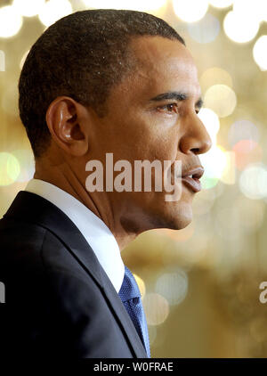 Stati Uniti Il presidente Barack Obama parla ai media nel corso di una conferenza stampa nella Sala Est della Casa Bianca a Washington il 27 maggio 2010. La maggior parte delle sue osservazioni e domande da reporter focalizzata sul BP Deepwater Horizon fuoriuscite di olio. UPI/Roger L. Wollenberg Foto Stock