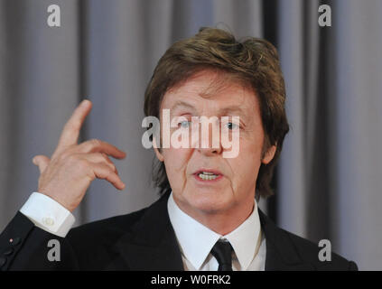 Sir Paul McCartney parla nel corso di una conferenza stampa presso la Biblioteca del Congresso a Washington il 1 giugno 2010. McCartney sarà presentato il LibraryÕs Gershwin premio per la canzone popolare award DA PARTE DEGLI STATI UNITI Il presidente Barack Obama un concerto presso la Casa Bianca il 2 giugno. UPI/Alexis C. Glenn Foto Stock