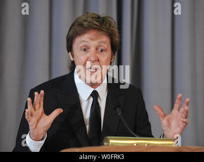 Sir Paul McCartney parla nel corso di una conferenza stampa presso la Biblioteca del Congresso a Washington il 1 giugno 2010. McCartney sarà presentato il LibraryÕs Gershwin premio per la canzone popolare award DA PARTE DEGLI STATI UNITI Il presidente Barack Obama un concerto presso la Casa Bianca il 2 giugno. UPI/Alexis C. Glenn Foto Stock