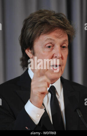 Sir Paul McCartney parla nel corso di una conferenza stampa presso la Biblioteca del Congresso a Washington il 1 giugno 2010. McCartney sarà presentato il LibraryÕs Gershwin premio per la canzone popolare award DA PARTE DEGLI STATI UNITI Il presidente Barack Obama un concerto presso la Casa Bianca il 2 giugno. UPI/Alexis C. Glenn Foto Stock