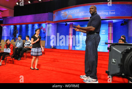 Stella NBA Shaquille O'Neal sfide campione 2009 Kavya Shivashankar per scrivere una parola prima che il round finale presso lo Scripps 2010 National Spelling Bee a Washington il 4 giugno 2010. UPI/Alexis C. Glenn Foto Stock