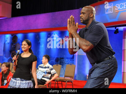 Stella NBA Shaquille O'Neal sfide campione 2009 Kavya Shivashankar per scrivere una parola prima che il round finale presso lo Scripps 2010 National Spelling Bee a Washington il 4 giugno 2010. UPI/Alexis C. Glenn Foto Stock