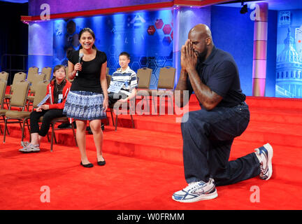 Stella NBA Shaquille O'Neal sfide campione 2009 Kavya Shivashankar per scrivere una parola prima che il round finale presso lo Scripps 2010 National Spelling Bee a Washington il 4 giugno 2010. UPI/Alexis C. Glenn Foto Stock
