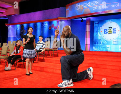 Stella NBA Shaquille O'Neal sfide campione 2009 Kavya Shivashankar per scrivere una parola prima che il round finale presso lo Scripps 2010 National Spelling Bee a Washington il 4 giugno 2010. UPI/Alexis C. Glenn Foto Stock