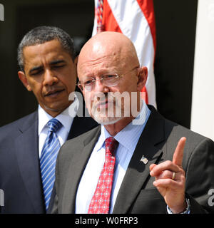 Candidato per il direttore della National Intelligence pensionati gen. James Clapper (R) parla a fianco degli Stati Uniti Il presidente Barack Obama nel Giardino delle Rose della Casa Bianca a Washington il 5 giugno 2010. UPI/Alexis C. Glenn Foto Stock