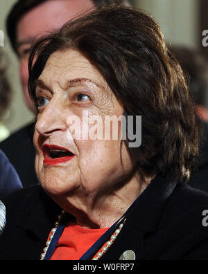 White House correspondent e editorialista Helen Thomas ha ritirato, efficace immediatamente, dopo aver precisato in un clip video che gli israeliani devono 'get all'inferno della Palestina' secondo le relazioni su Giugno 7, 2010. Ella è visto chiedendo U.S. Il presidente Barack Obama ha una domanda nel corso di una conferenza stampa nella Sala Est della Casa Bianca a Washington il 27 maggio 2010. UPI/Roger L. Wollenberg/file Foto Stock