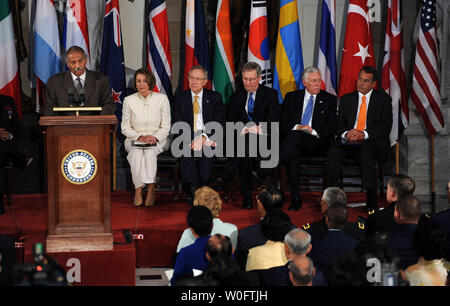 Sost. John Conyers, D-mi parla nel corso di una cerimonia per commemorare il sessantesimo anniversario dell inizio della guerra di Corea in sala statuario NEGLI STATI UNITI Capitol a Washington il 24 giugno 2010. Dietro di lui da sinistra sono presidente della Camera Nancy Pelosi, D-CA, il leader della maggioranza del Senato Harry Reid, D-NV, Senato leader della minoranza Mitch McConnell, R-ky, Casa il leader della maggioranza Steny Hoyer, D-MD e casa leader della minoranza John Boehner, R-OH. UPI/Roger L. Wollenberg Foto Stock