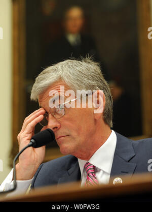 John McHugh, segretario dell'esercito, testimonia davanti la casa Servizi armati Comitato per quanto riguarda la cattiva gestione presso il Cimitero Nazionale di Arlington su Capitol Hill a Washington il 30 giugno 2010. UPI/Roger L. Wollenberg Foto Stock