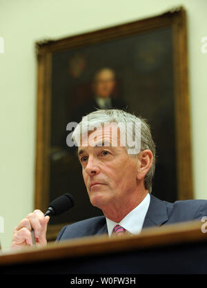 John McHugh, segretario dell'esercito, testimonia davanti la casa Servizi armati Comitato per quanto riguarda la cattiva gestione presso il Cimitero Nazionale di Arlington su Capitol Hill a Washington il 30 giugno 2010. UPI/Roger L. Wollenberg Foto Stock