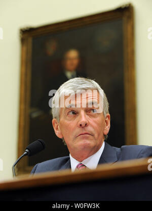 John McHugh, segretario dell'esercito, testimonia davanti la casa Servizi armati Comitato per quanto riguarda la cattiva gestione presso il Cimitero Nazionale di Arlington su Capitol Hill a Washington il 30 giugno 2010. UPI/Roger L. Wollenberg Foto Stock