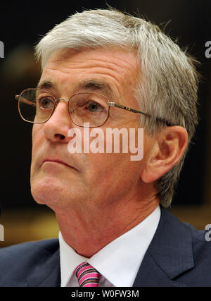 John McHugh, segretario dell'esercito, testimonia davanti la casa Servizi armati Comitato per quanto riguarda la cattiva gestione presso il Cimitero Nazionale di Arlington su Capitol Hill a Washington il 30 giugno 2010. UPI/Roger L. Wollenberg Foto Stock