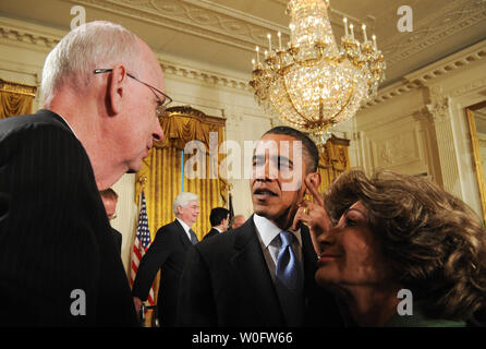 Stati Uniti Il presidente Barack Obama parla al Sen. Bob Bennett (R-UT) dopo che Obama ha firmato l'Iran sanzioni Bill nella Sala Est della Casa Bianca a Washington il 1 luglio 2010. Il Sen. Bennett è stato recentemente sconfitto nel senato repubblicano primario da Tim Bridgewater, un Tea Party vistato candidato. UPI/Alexis C. Glenn Foto Stock