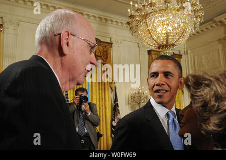 Stati Uniti Il presidente Barack Obama parla al Sen. Bob Bennett (R-UT) dopo che Obama ha firmato l'Iran sanzioni Bill nella Sala Est della Casa Bianca a Washington il 1 luglio 2010. Il Sen. Bennett è stato recentemente sconfitto nel senato repubblicano primario da Tim Bridgewater, un Tea Party vistato candidato. UPI/Alexis C. Glenn Foto Stock
