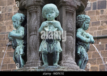 Sculture su Marcus fontana, la città vecchia di Brema, Germania Foto Stock