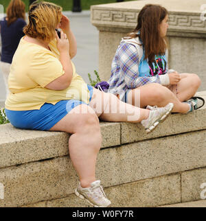 Una donna si siede il National Mall di Washington DC il 13 agosto 2010. Obesità negli Stati Uniti è aumentato di 2,4 milioni di americani obesi dal 2007, secondo un rapporto pubblicato questa settimana dai centri per il controllo e la prevenzione delle malattie (CDC). UPI/Alexis C. Glenn Foto Stock