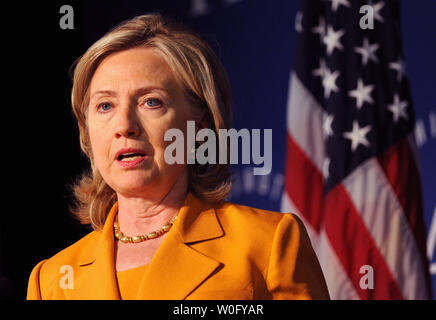 Il segretario di Stato Hillary Clinton offre commento sulla salute globale iniziativa presso la Johns Hopkins University Paul H. Nitze Scuola di Studi Internazionali avanzati a Washington il 16 agosto 2010. UPI/Kevin Dietsch Foto Stock