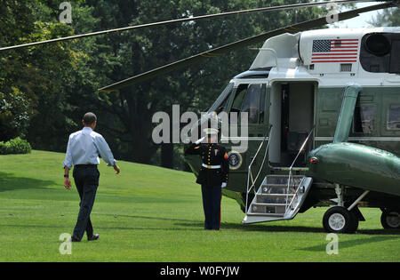 Il presidente Barack Obama passeggiate a Marina Uno come lui si diparte la Casa Bianca a Washington il 19 agosto 2010. Il presidente Barack Obama è di lasciare Washington per una vacanza in famiglia per il Vigneto di Martha. UPI/Kevin Dietsch Foto Stock