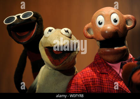 Marionette da Jim Henson's show televisivo 'Sam e amici", tra cui l'originale Kermit (C), sono visibili sul display durante una cerimonia di donazione presso lo Smithsonian, il Museo Nazionale di Storia Americana a Washington il 25 agosto 2010. La Jim Henson donati Legacy le marionette per lo Smithsonian permanente per la raccolta di intrattenimento. UPI/Kevin Dietsch Foto Stock