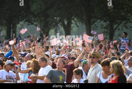 Persone wave bandiere del 'Ripristino onore' rally presso il Lincoln Memorial a Washington il 28 agosto 2010. Il conservatore rally, ufficiosamente affiliati con il Tea Party movimento, ha attratto centinaia di migliaia di partecipanti. Fox News host TV Glenn Beck agitata polemiche scegliendo per ospitare un rally su 28 Agosto presso il Lincoln Memorial, come è sul quarantasettesimo anniversario e la stessa posizione del dottor Martin Luther King Jr. storica "Ho un sogno" discorso. UPI/Alexis C. Glenn Foto Stock