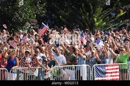 Persone allegria al 'Ripristino onore' rally presso il Lincoln Memorial a Washington il 28 agosto 2010. Il conservatore rally, ufficiosamente affiliati con il Tea Party movimento, ha attratto centinaia di migliaia di partecipanti. Fox News host TV Glenn Beck agitata polemiche scegliendo per ospitare un rally su 28 Agosto presso il Lincoln Memorial, come è sul quarantasettesimo anniversario e la stessa posizione del dottor Martin Luther King Jr. storica "Ho un sogno" discorso. UPI/Alexis C. Glenn Foto Stock