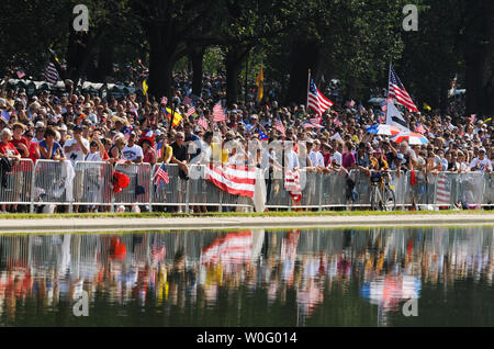 Le persone si radunano presso la "Ripristino di onore' rally vicino alla piscina riflettente presso il Lincoln Memorial a Washington il 28 agosto 2010. Il conservatore rally, ufficiosamente affiliati con il Tea Party movimento, ha attratto centinaia di migliaia di partecipanti. Fox News host TV Glenn Beck agitata polemiche scegliendo per ospitare un rally su 28 Agosto presso il Lincoln Memorial, come è sul quarantasettesimo anniversario e la stessa posizione del dottor Martin Luther King Jr. storica "Ho un sogno" discorso. UPI/Alexis C. Glenn Foto Stock