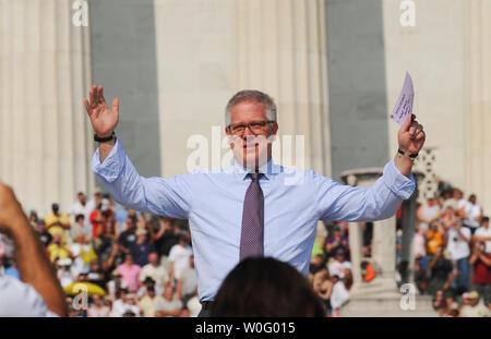 Fox News host TV Glenn Beck parla al suo 'Ripristino onore' rally presso il Lincoln Memorial a Washington il 28 agosto 2010. Il conservatore rally, ufficiosamente affiliati con il Tea Party movimento, ha attratto centinaia di migliaia di partecipanti. Beck agitata polemiche scegliendo per ospitare un rally su 28 Agosto presso il Lincoln Memorial, come è sul quarantasettesimo anniversario e la stessa posizione del dottor Martin Luther King Jr. storica "Ho un sogno" discorso. UPI/Alexis C. Glenn Foto Stock