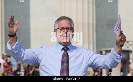 Fox News host TV Glenn Beck parla al suo 'Ripristino onore' rally presso il Lincoln Memorial a Washington il 28 agosto 2010. Il conservatore rally, ufficiosamente affiliati con il Tea Party movimento, ha attratto centinaia di migliaia di partecipanti. Beck agitata polemiche scegliendo per ospitare un rally su 28 Agosto presso il Lincoln Memorial, come è sul quarantasettesimo anniversario e la stessa posizione del dottor Martin Luther King Jr. storica "Ho un sogno" discorso. UPI/Alexis C. Glenn Foto Stock