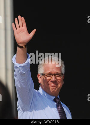 Fox News host TV Glenn Beck arriva alla sua "Ripristino di onore' rally presso il Lincoln Memorial a Washington il 28 agosto 2010. Il conservatore rally, ufficiosamente affiliati con il Tea Party movimento, ha attratto centinaia di migliaia di partecipanti. Beck agitata polemiche scegliendo per ospitare un rally su 28 Agosto presso il Lincoln Memorial, come è sul quarantasettesimo anniversario e la stessa posizione del dottor Martin Luther King Jr. storica "Ho un sogno" discorso. UPI/Alexis C. Glenn Foto Stock