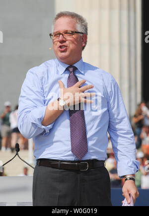Fox News host TV Glenn Beck parla al suo 'Ripristino onore' rally presso il Lincoln Memorial a Washington il 28 agosto 2010. Il conservatore rally, ufficiosamente affiliati con il Tea Party movimento, ha attratto centinaia di migliaia di partecipanti. Beck agitata polemiche scegliendo per ospitare un rally su 28 Agosto presso il Lincoln Memorial, come è sul quarantasettesimo anniversario e la stessa posizione del dottor Martin Luther King Jr. storica "Ho un sogno" discorso. UPI/Alexis C. Glenn Foto Stock