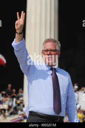 Fox News host TV Glenn Beck parla al suo 'Ripristino onore' rally presso il Lincoln Memorial a Washington il 28 agosto 2010. Il conservatore rally, ufficiosamente affiliati con il Tea Party movimento, ha attratto centinaia di migliaia di partecipanti. Beck agitata polemiche scegliendo per ospitare un rally su 28 Agosto presso il Lincoln Memorial, come è sul quarantasettesimo anniversario e la stessa posizione del dottor Martin Luther King Jr. storica "Ho un sogno" discorso. UPI/Alexis C. Glenn Foto Stock