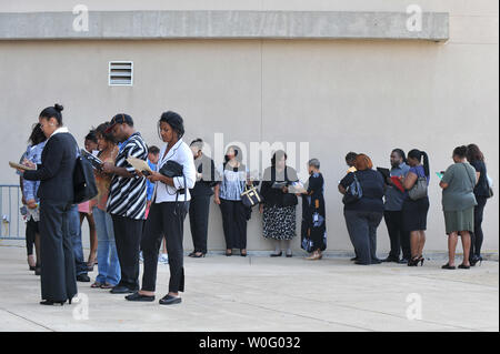 Le persone in cerca di lavoro di attendere in linea per la Metro DC diversità Job Fair a FedEx in campo Landover, Maryland il 31 agosto 2010. UPI/Kevin Dietsch Foto Stock