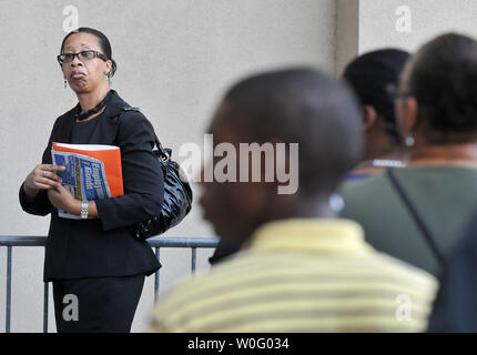 Le persone in cerca di lavoro di attendere in linea per la Metro DC diversità Job Fair a FedEx in campo Landover, Maryland il 31 agosto 2010. UPI/Kevin Dietsch Foto Stock