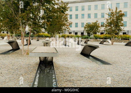 Panchine che rappresentano il 184 vite perdute nel settembre 11, 2001 attacco terroristico contro il Pentagono sono visti al Pentagono Memorial in Arlington, Virginia, il 10 settembre 2010. UPI/Alexis C. Glenn Foto Stock