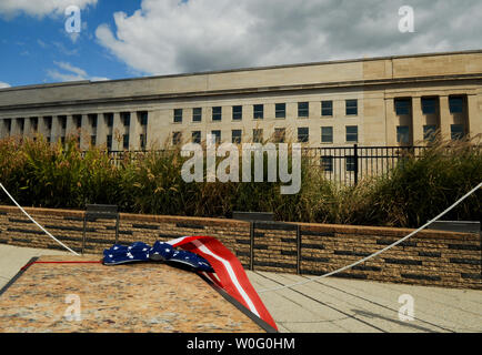 Un nastro appoggia su uno dei banchi che rappresentano il 184 vite perdute nel settembre 11, 2001 attacco terroristico contro il Pentagono sono visti al Pentagono Memorial in Arlington, Virginia, il 10 settembre 2010. UPI/Alexis C. Glenn Foto Stock