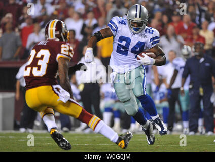 Dallas Cowboys' runningback Marion Barber corre per un primo verso il basso contro il Washington Redskins durante il secondo trimestre a FedEx in campo Landover, Maryland il 12 settembre 2010. UPI/Kevin Dietsch Foto Stock