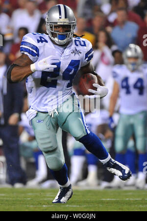 Dallas Cowboys' runningback Marion Barber corre per un primo verso il basso contro il Washington Redskins durante il secondo trimestre a FedEx in campo Landover, Maryland il 12 settembre 2010. UPI/Kevin Dietsch Foto Stock