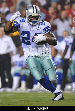 Dallas Cowboys' runningback Marion Barber corre per un primo verso il basso contro il Washington Redskins durante il secondo trimestre a FedEx in campo Landover, Maryland il 12 settembre 2010. UPI/Kevin Dietsch Foto Stock