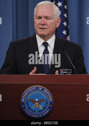 Il Segretario alla Difesa Robert Gates parla ai media dopo un incontro con il Ministro della Difesa francese Herve Morin al Pentagono di Arlington, Virginia, il 16 settembre 2010. UPI/Roger L. Wollenberg Foto Stock