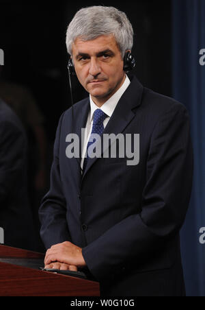 Ministro della Difesa francese Herve Morin parla ai media dopo la riunione con il Segretario alla Difesa Robert Gates al Pentagono di Arlington, Virginia, il 16 settembre 2010. UPI/Roger L. Wollenberg Foto Stock