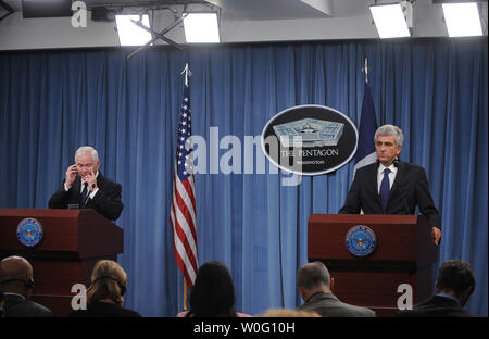 Il Segretario della Difesa Robert Gates e il ministro della Difesa francese Herve Morin (R) parlare con i media dopo il loro incontro al Pentagono di Arlington, Virginia, il 16 settembre 2010. UPI/Roger L. Wollenberg Foto Stock