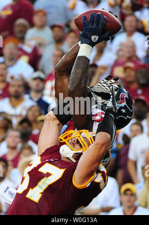 Houston Texans' Andre Johnson porta in un 34-cantiere gioco touchdown di legatura reception over Washington Redskins' Reed sicurezza Doughty al campo di FedEx a Washington il 19 settembre 2010. I Texans sconfitto il Redskins 30-27. UPI/Kevin Dietsch Foto Stock