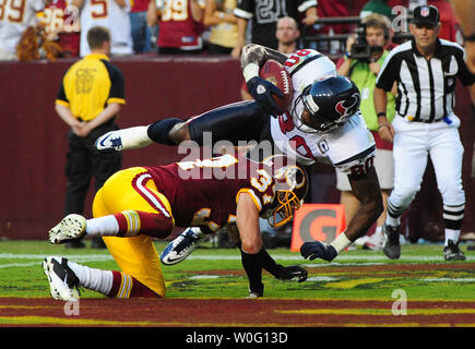 Houston Texans' Andre Johnson porta in un 34-cantiere gioco touchdown di legatura reception over Washington Redskins' Reed sicurezza Doughty durante il quarto trimestre al campo di FedEx a Washington il 19 settembre 2010. I Texans sconfitto il Redskins 30-27. UPI/Kevin Dietsch Foto Stock