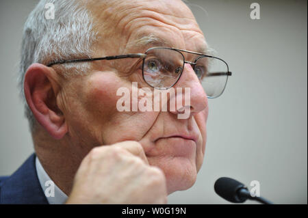 Austin DeCoster, proprietario di Wright County Egg, testimonia il recente salmonella focolaio di uova durante una casa energia e Commerce sottocomitato audizione sul focolaio di salmonella nelle uova, a Washington il 22 settembre 2010. UPI/Kevin Dietsch Foto Stock