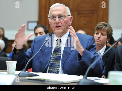 Austin DeCoster, proprietario di Wright County Egg, testimonia il recente salmonella focolaio di uova durante una casa energia e Commerce sottocomitato audizione sul focolaio di salmonella nelle uova, a Washington il 22 settembre 2010. UPI/Kevin Dietsch Foto Stock