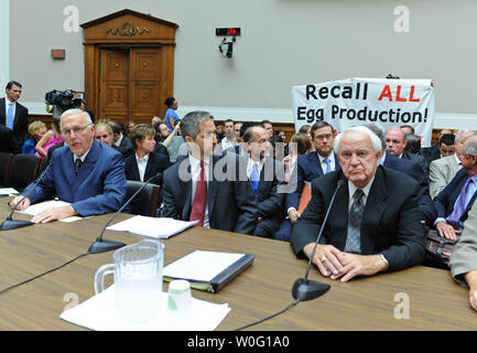 Un manifestante interrompe una casa energia e Commerce sottocomitato audizione sul focolaio di salmonella nelle uova, a Washington il 22 settembre 2010. Testimoniando davanti alla commissione erano, da sinistra a destra, Austin DeCoster, proprietario, Wright County Egg, Peter DeCoster, CEO, Wright County Egg e Orland Bethel, Presidente, Hillandale Farms di Iowa. UPI/Kevin Dietsch Foto Stock