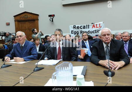 Un manifestante interrompe una casa energia e Commerce sottocomitato audizione sul focolaio di salmonella nelle uova, a Washington il 22 settembre 2010. Testimoniando davanti alla commissione erano, da sinistra a destra, Austin DeCoster, proprietario, Wright County Egg, Peter DeCoster, CEO, Wright County Egg e Orland Bethel, Presidente, Hillandale Farms di Iowa. UPI/Kevin Dietsch Foto Stock