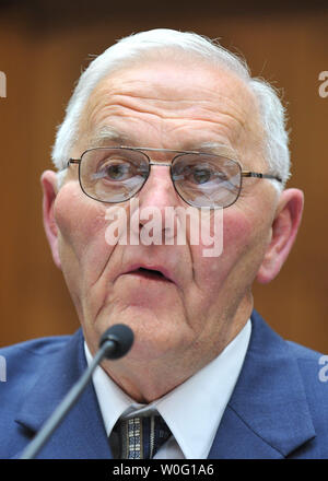 Austin DeCoster, proprietario di Wright County Egg, testimonia il recente salmonella focolaio di uova durante una casa energia e Commerce sottocomitato audizione sul focolaio di salmonella nelle uova, a Washington il 22 settembre 2010. UPI/Kevin Dietsch Foto Stock