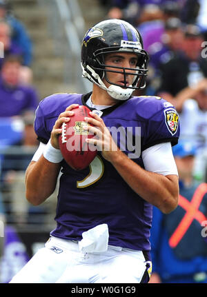 Baltimore Ravens quarterback Joe Flacco sembra passare contro i Cleveland Browns a M&T Bank Stadium di Baltimora il 26 settembre 2010. I Corvi sconfitto il Browns 24-17. UPI/Kevin Dietsch Foto Stock